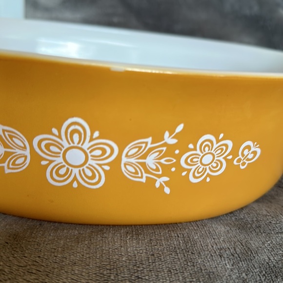 VTG | BUTTERFLY Gold PYREX 045 2.5 qt covered casserole - Picture 4 of 8